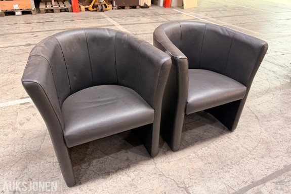 2 stk sorte loungestoler med buet rygg og armlener