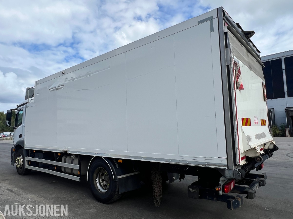 2018 Mercedes-Benz Antos 1830 kjølebil med bakløft