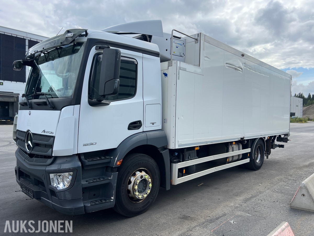 2018 Mercedes-Benz Antos 1830 kjølebil med bakløft