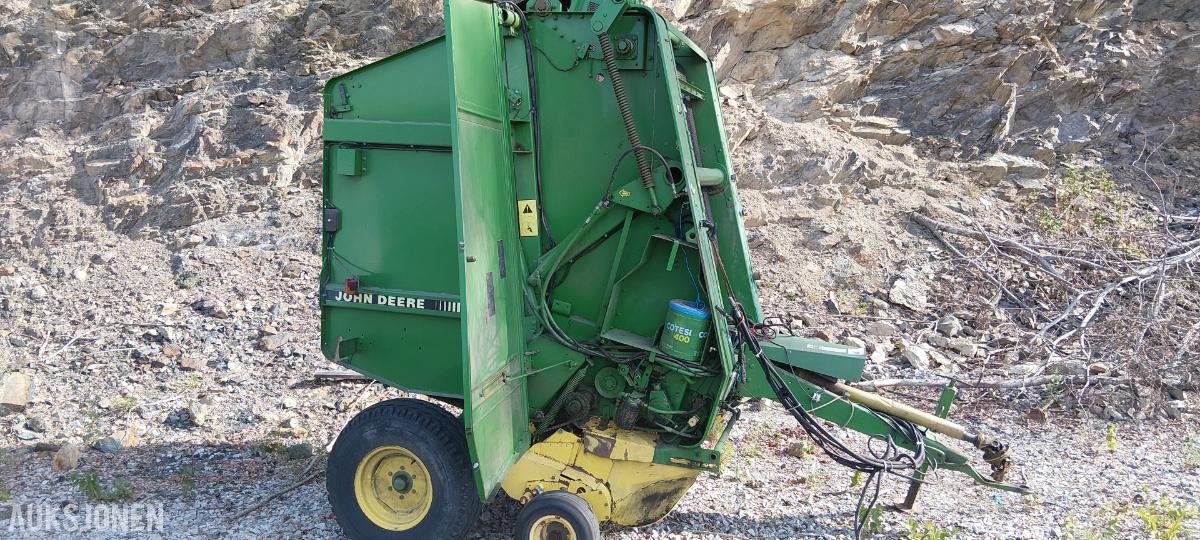 1990 John Deere 550 rundballepresse med variabelt kammer