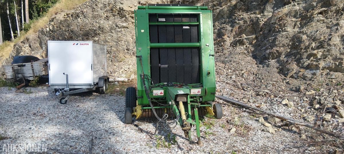 1990 John Deere 550 rundballepresse med variabelt kammer