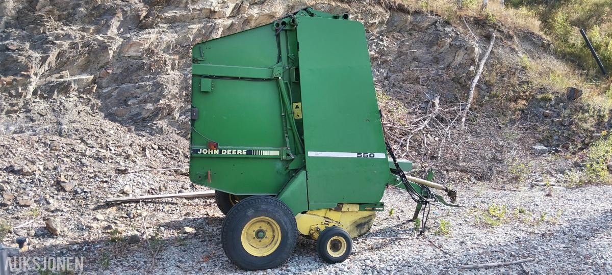 1990 John Deere 550 rundballepresse med variabelt kammer