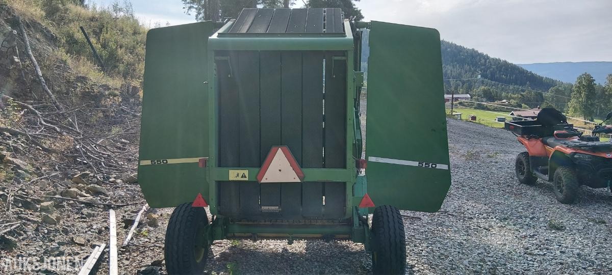 1990 John Deere 550 rundballepresse med variabelt kammer