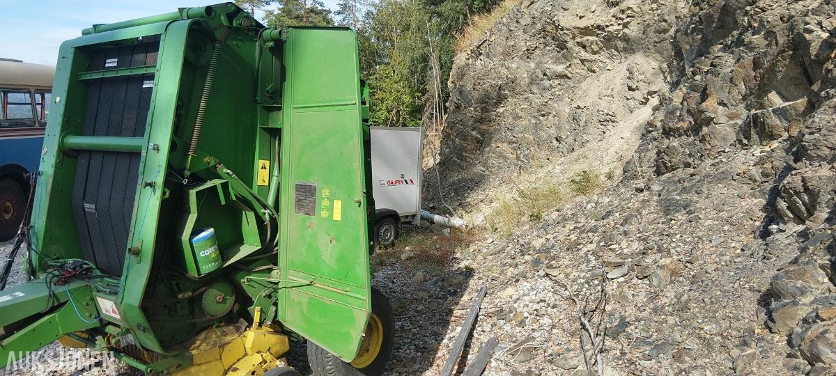 1990 John Deere 550 rundballepresse med variabelt kammer