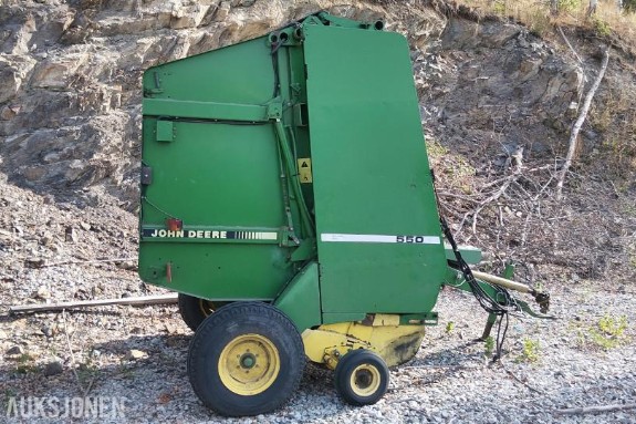 1990 John Deere 550 rundballepresse med variabelt kammer