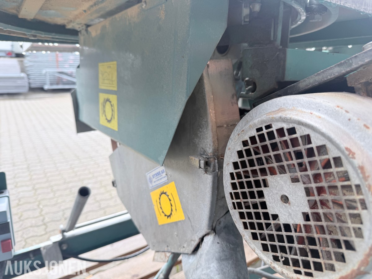Elektrisk bordsag med rullebord