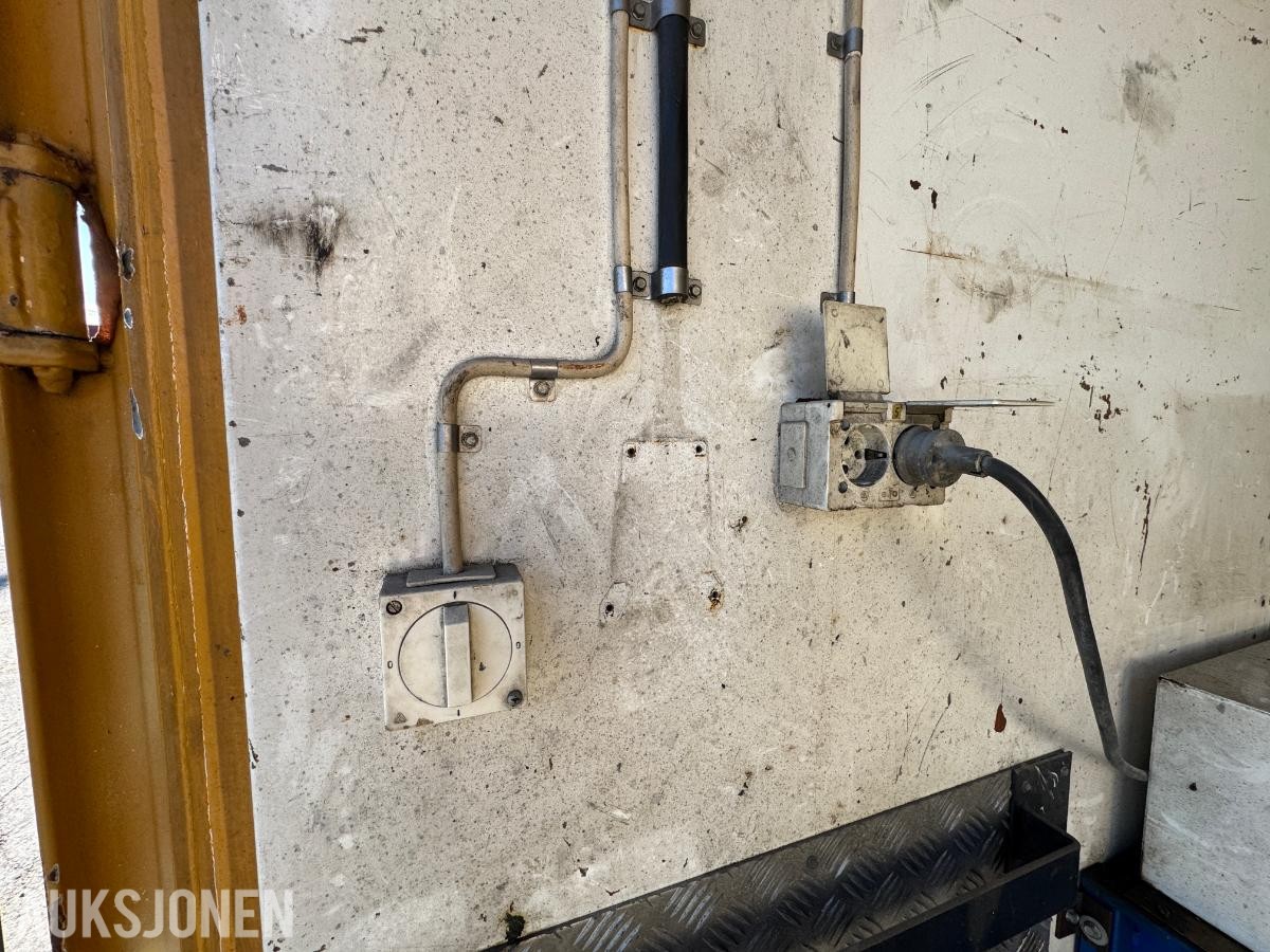 1984 Verksted container 20 fot isolert med innhold ( 01 )