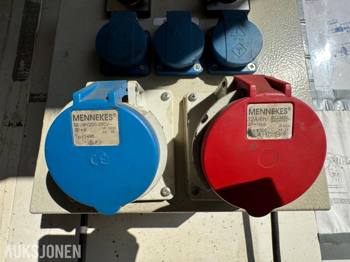 1984 Verksted container 20 fot isolert med innhold ( 01 )