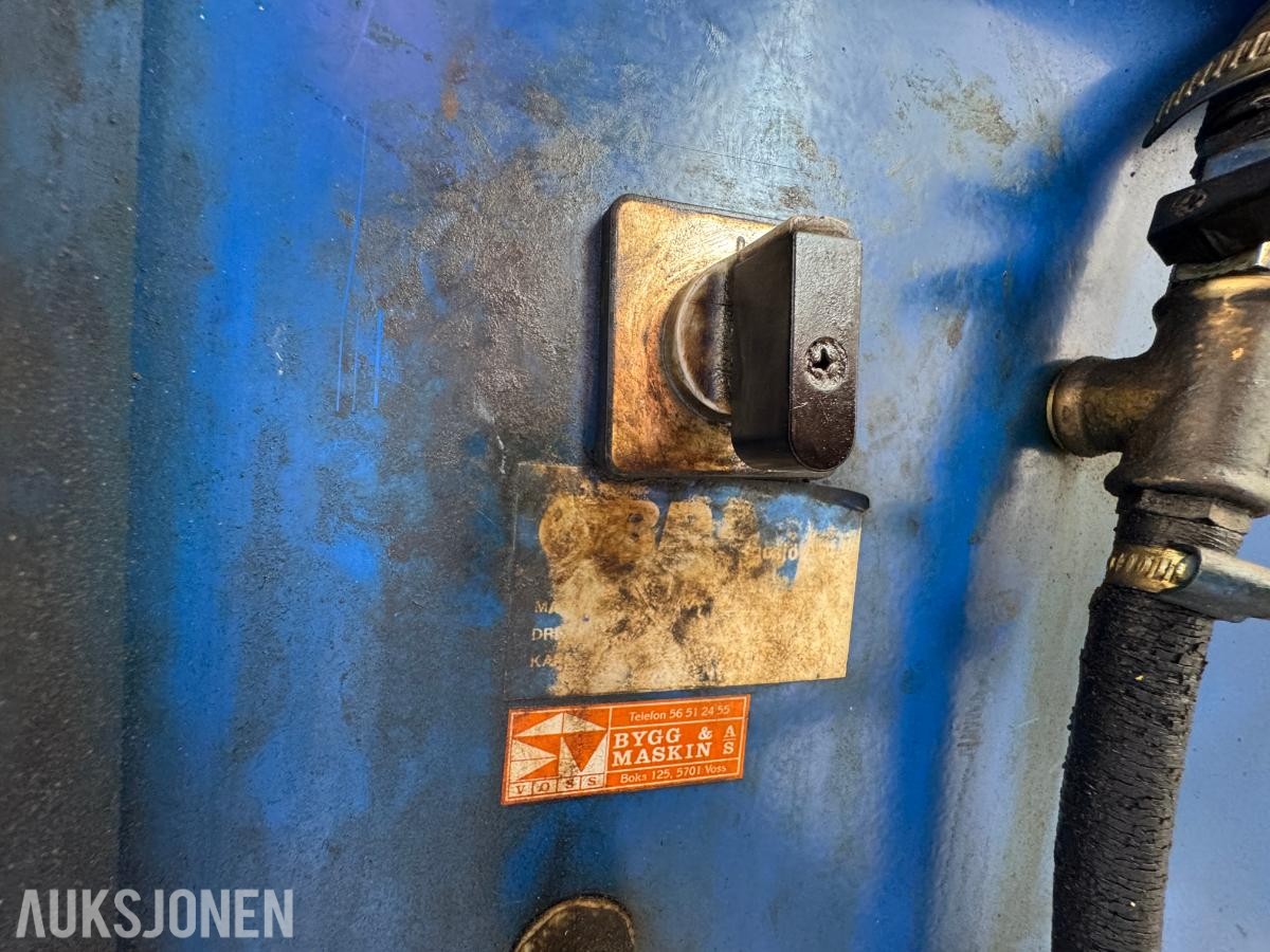 1984 Verksted container 20 fot isolert med innhold ( 01 )