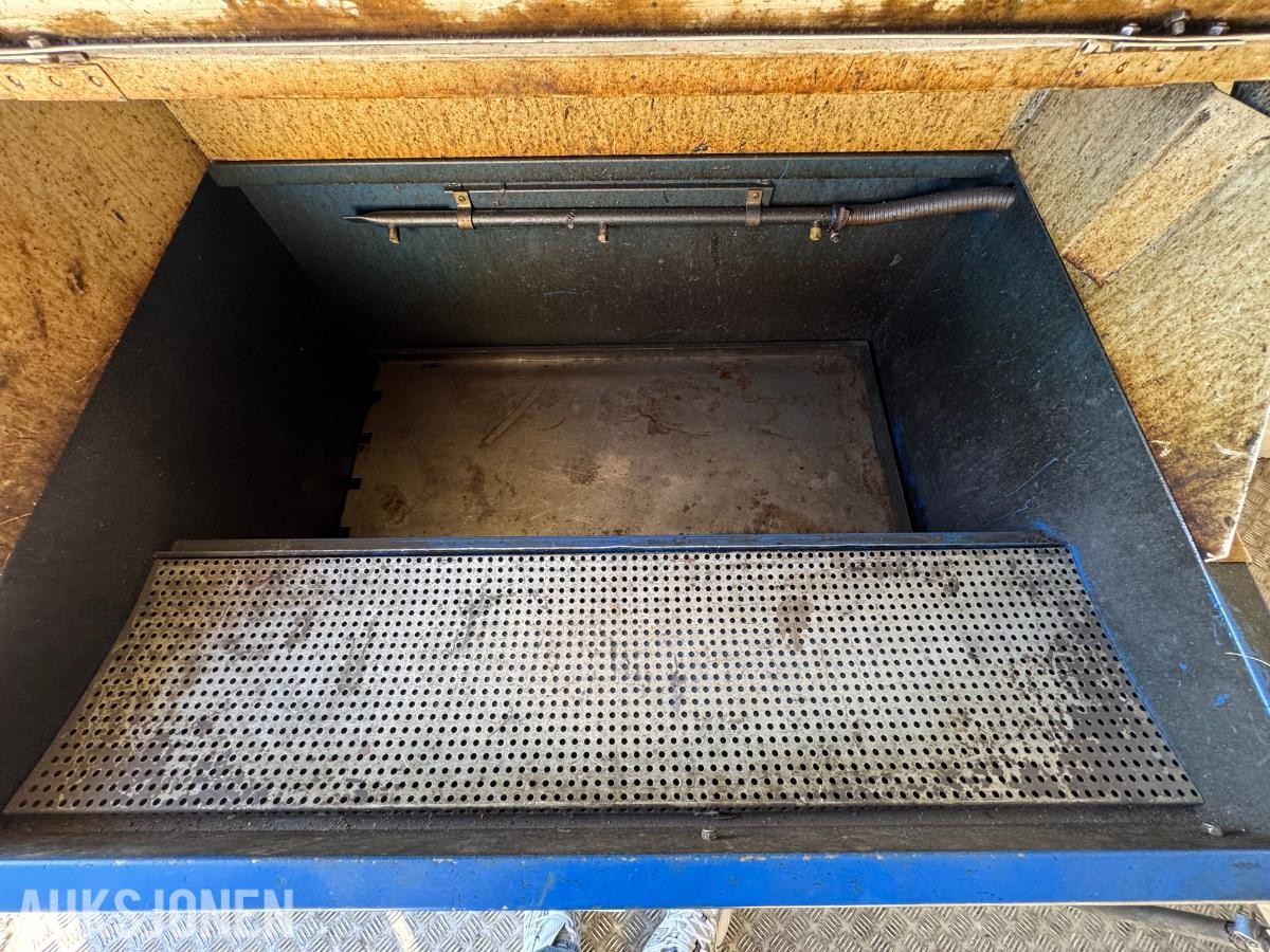 1984 Verksted container 20 fot isolert med innhold ( 01 )