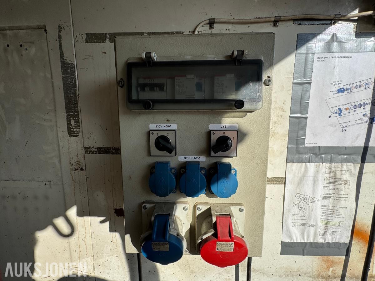 1984 Verksted container 20 fot isolert med innhold ( 01 )