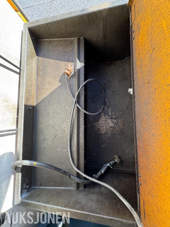 1984 Verksted container 20 fot isolert med innhold ( 01 )
