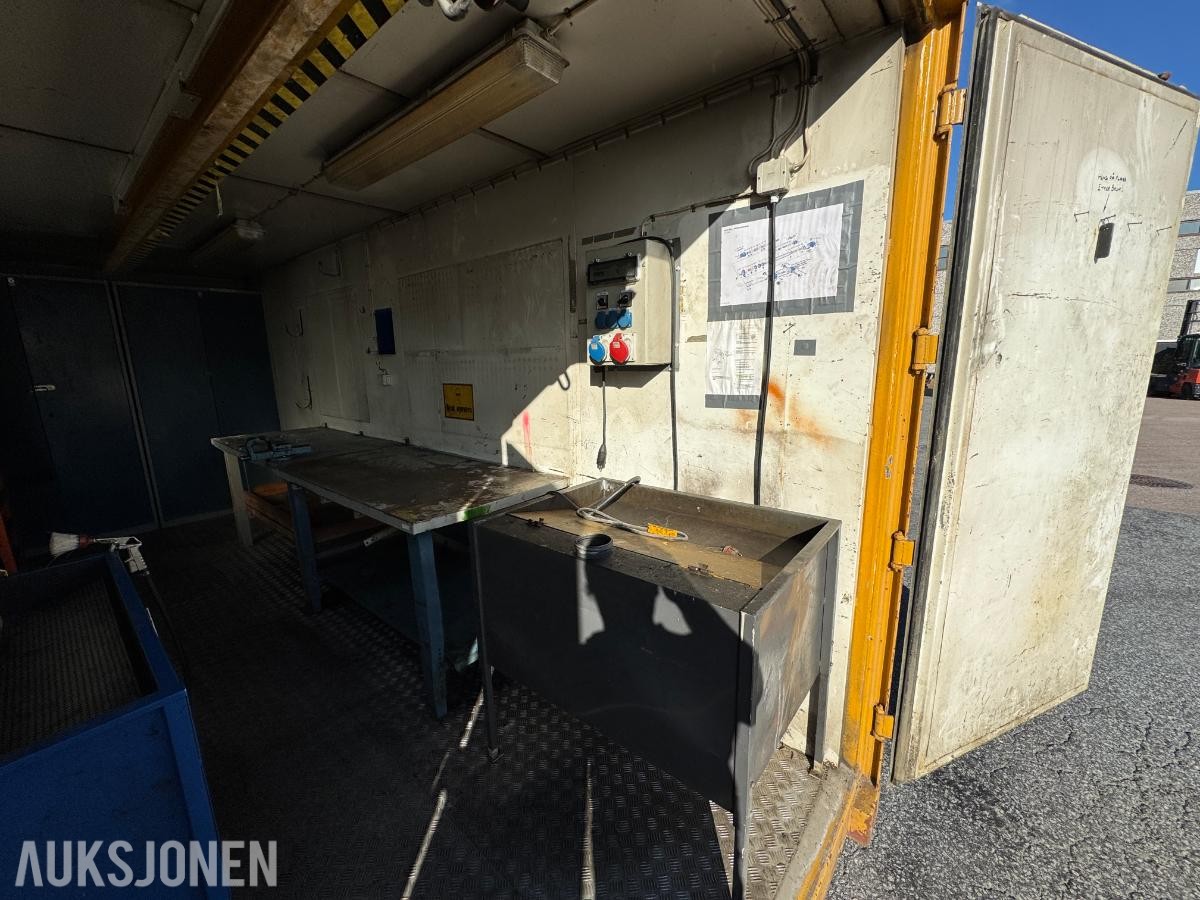 1984 Verksted container 20 fot isolert med innhold ( 01 )