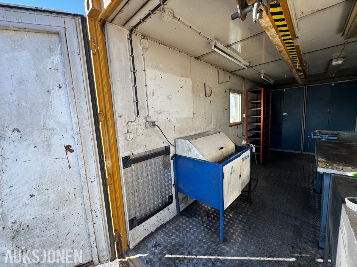 1984 Verksted container 20 fot isolert med innhold ( 01 )