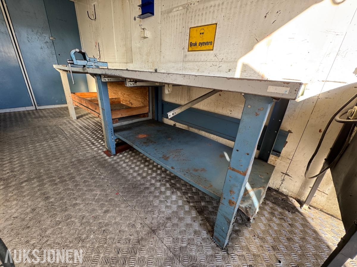 1984 Verksted container 20 fot isolert med innhold ( 01 )