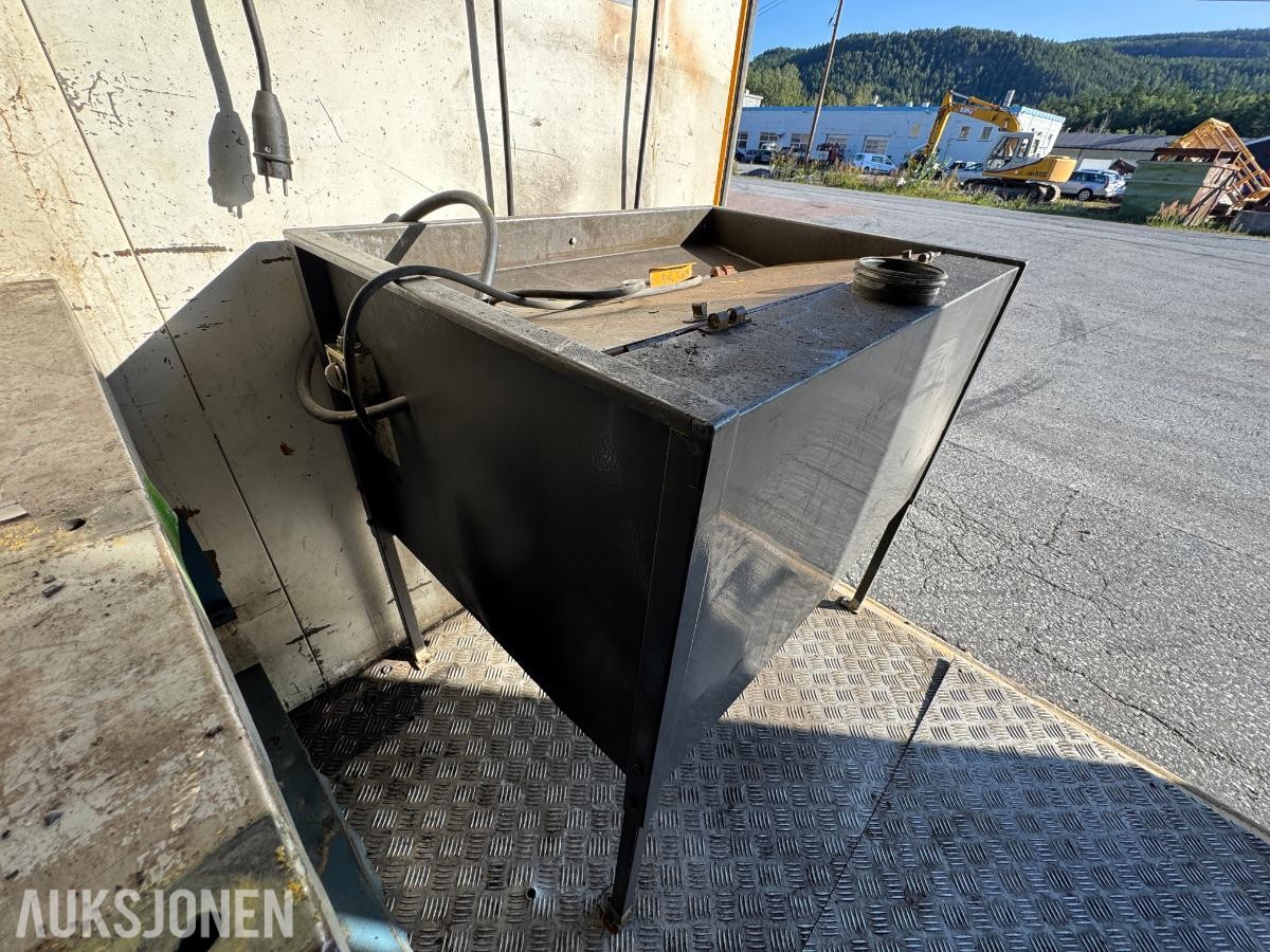 1984 Verksted container 20 fot isolert med innhold ( 01 )