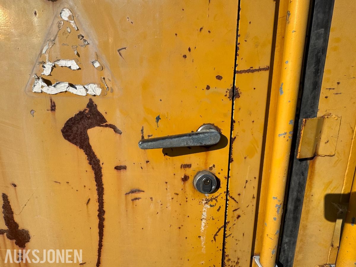 1984 Verksted container 20 fot isolert med innhold ( 01 )
