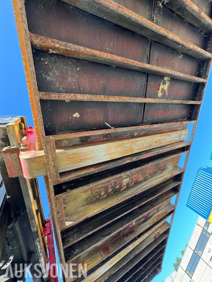 1984 Verksted container 20 fot isolert med innhold ( 01 )