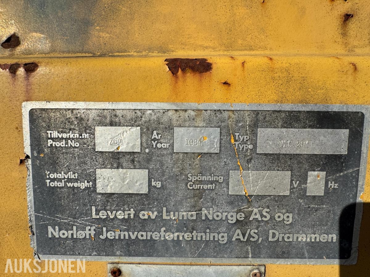 1984 Verksted container 20 fot isolert med innhold ( 01 )