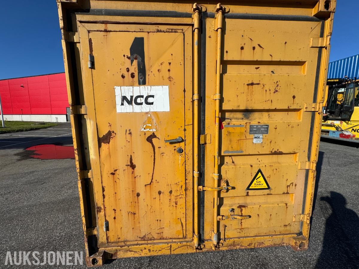 1984 Verksted container 20 fot isolert med innhold ( 01 )