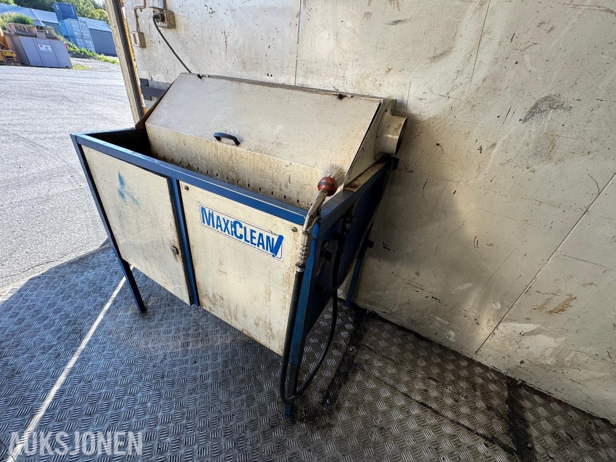 1984 Verksted container 20 fot isolert med innhold ( 01 )