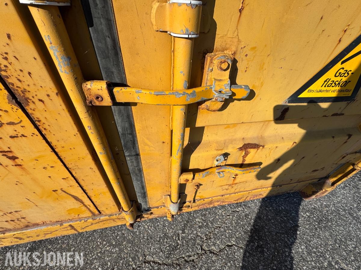 1984 Verksted container 20 fot isolert med innhold ( 01 )
