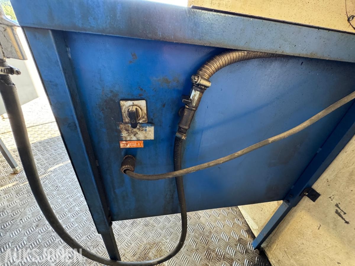 1984 Verksted container 20 fot isolert med innhold ( 01 )