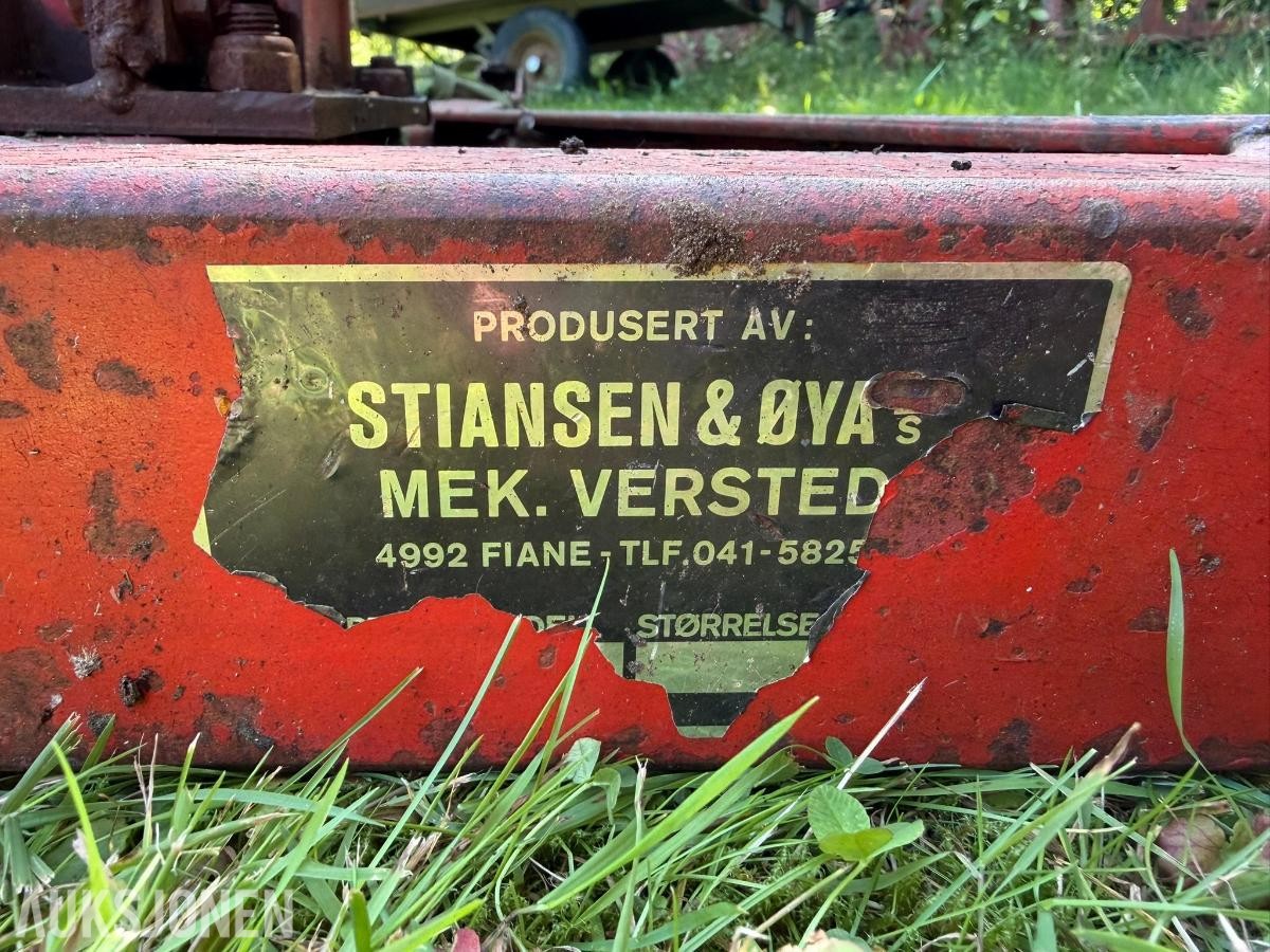 1982 Stiansen & Øya brøyteskjær 2500 med Brøyteramme til traktor