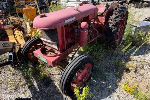 1962 David Brown P 25 veterantraktor - bensinmotor - hydraulisk løfteapparat bak - kraftuttak og trekkstang - hjulkjettinger bak - veterankjennemerke F-78077 