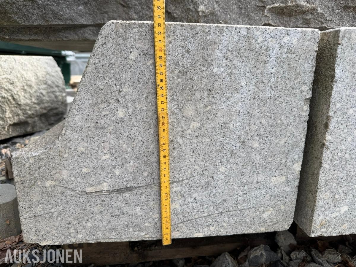 Større granittblokker - varierende størrelser og utførelser