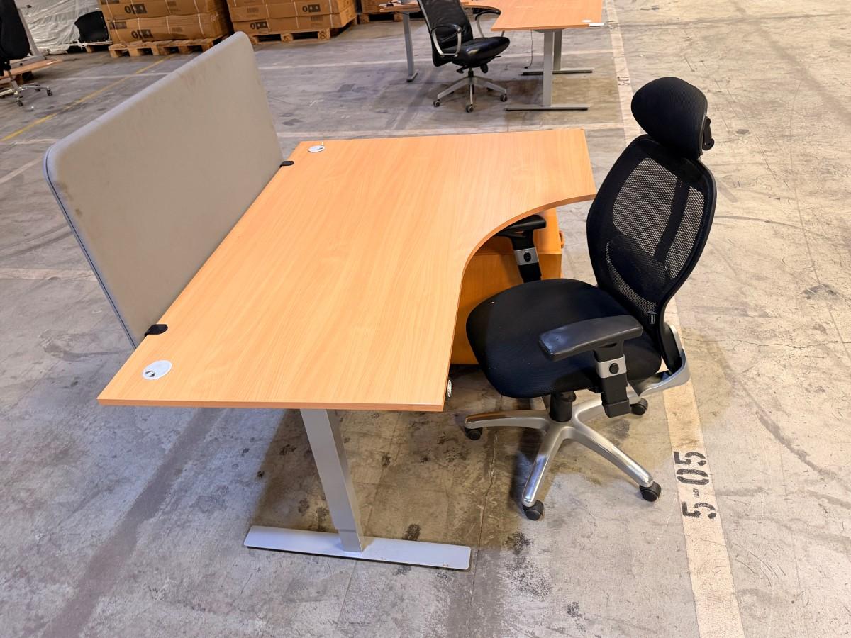 Elektrisk hev-/senk hjørneskrivebord med Staples kontorstol og skuffeseksjon
