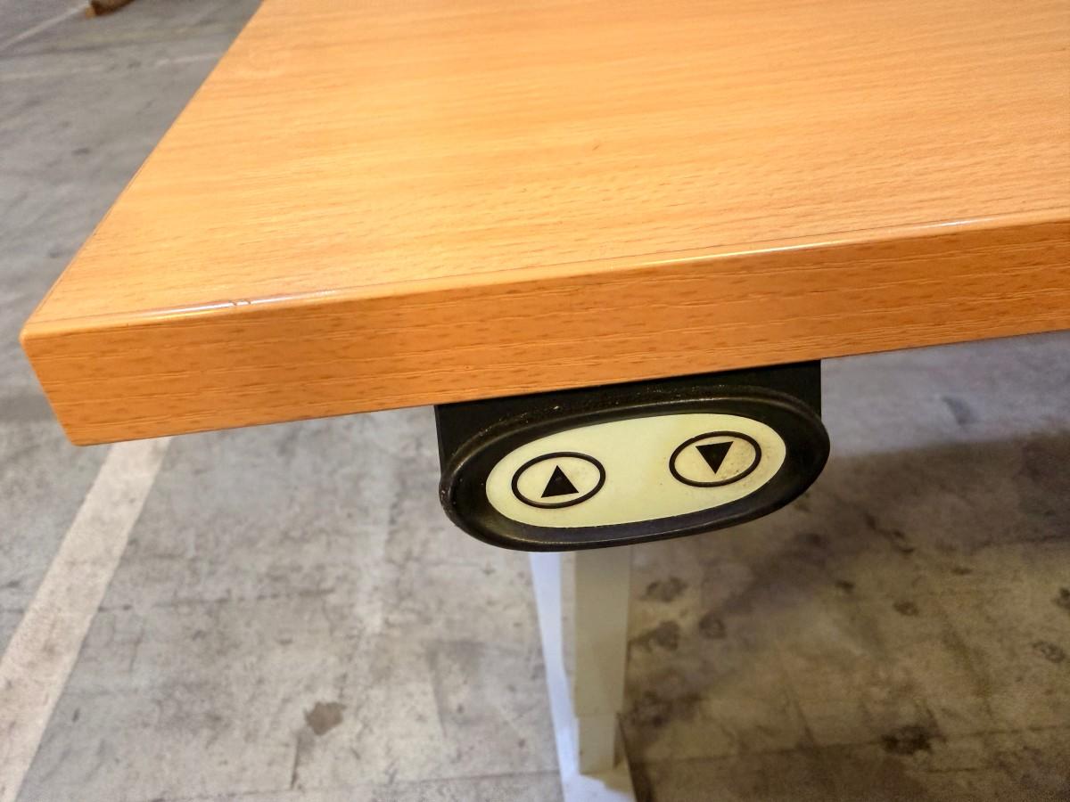 Elektrisk hev-/senk hjørneskrivebord med Staples kontorstol og skuffeseksjon