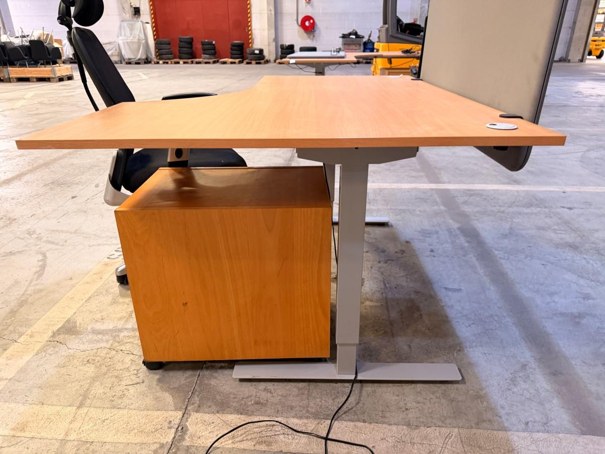 Elektrisk hev-/senk hjørneskrivebord med Staples kontorstol og skuffeseksjon