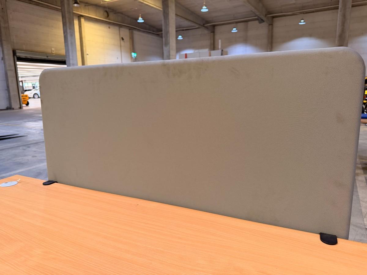 Elektrisk hev-/senk hjørneskrivebord med Staples kontorstol og skuffeseksjon