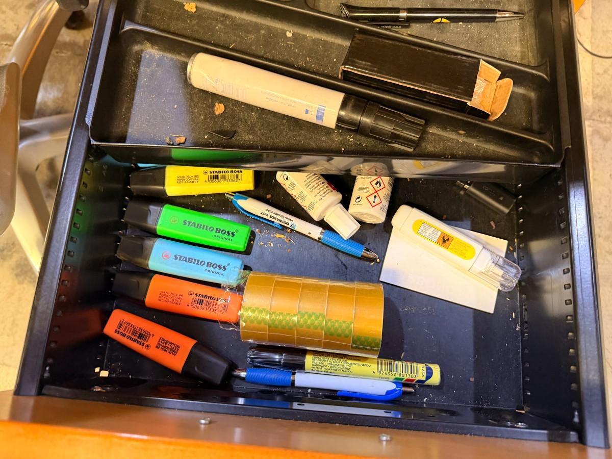Elektrisk hev-/senk hjørneskrivebord med Staples kontorstol og skuffeseksjon