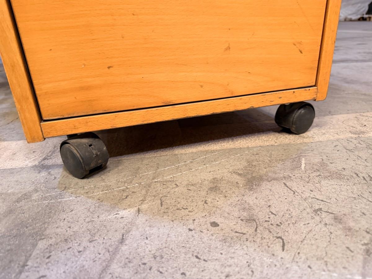 Elektrisk hev-/senk hjørneskrivebord med Staples kontorstol og skuffeseksjon