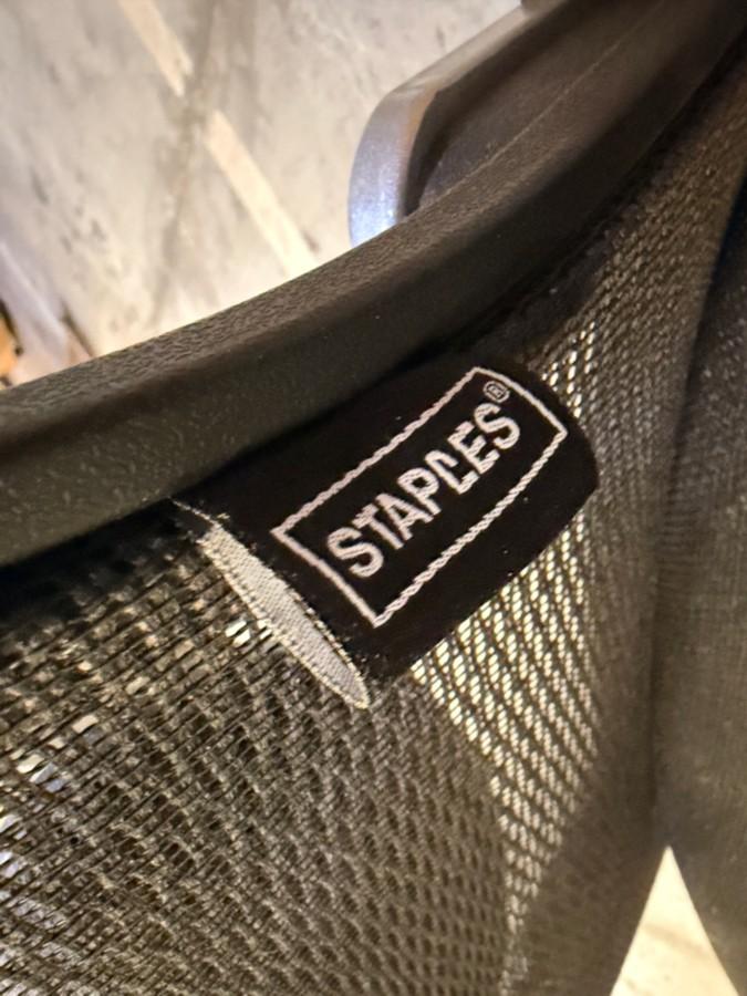 Elektrisk hev-/senk hjørneskrivebord med Staples kontorstol og skuffeseksjon