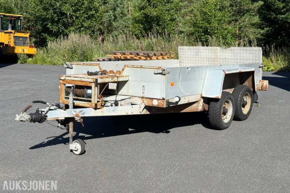 2007 Tysse Mako Lift 3500 kg maskinhenger – el-hydraulisk senk / el-vinsj – 2730 kg nyttelast