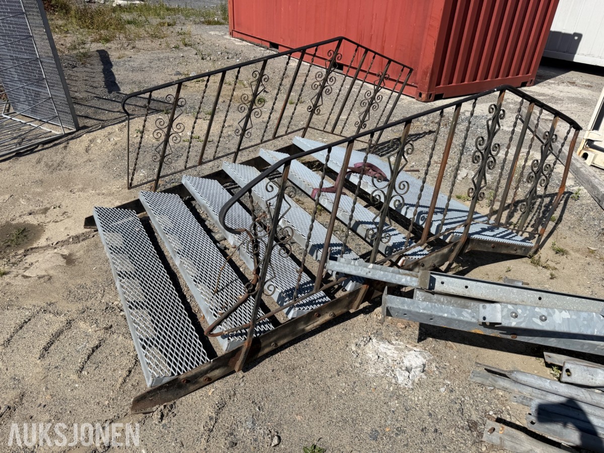 Galvanisert ståltrapp med rekkverk 