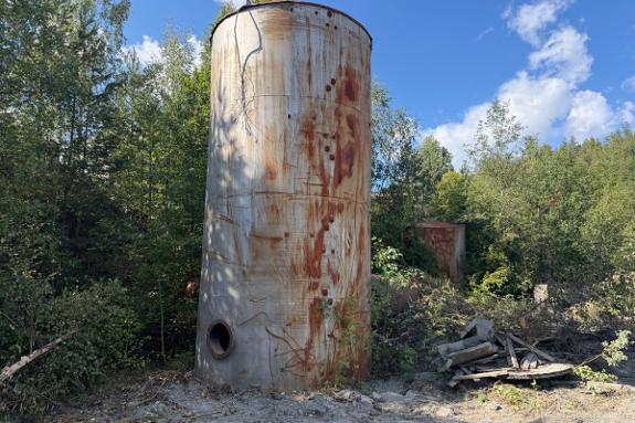 Stor ståltank / lagertank – kraftig konstruksjon – selges som den står
