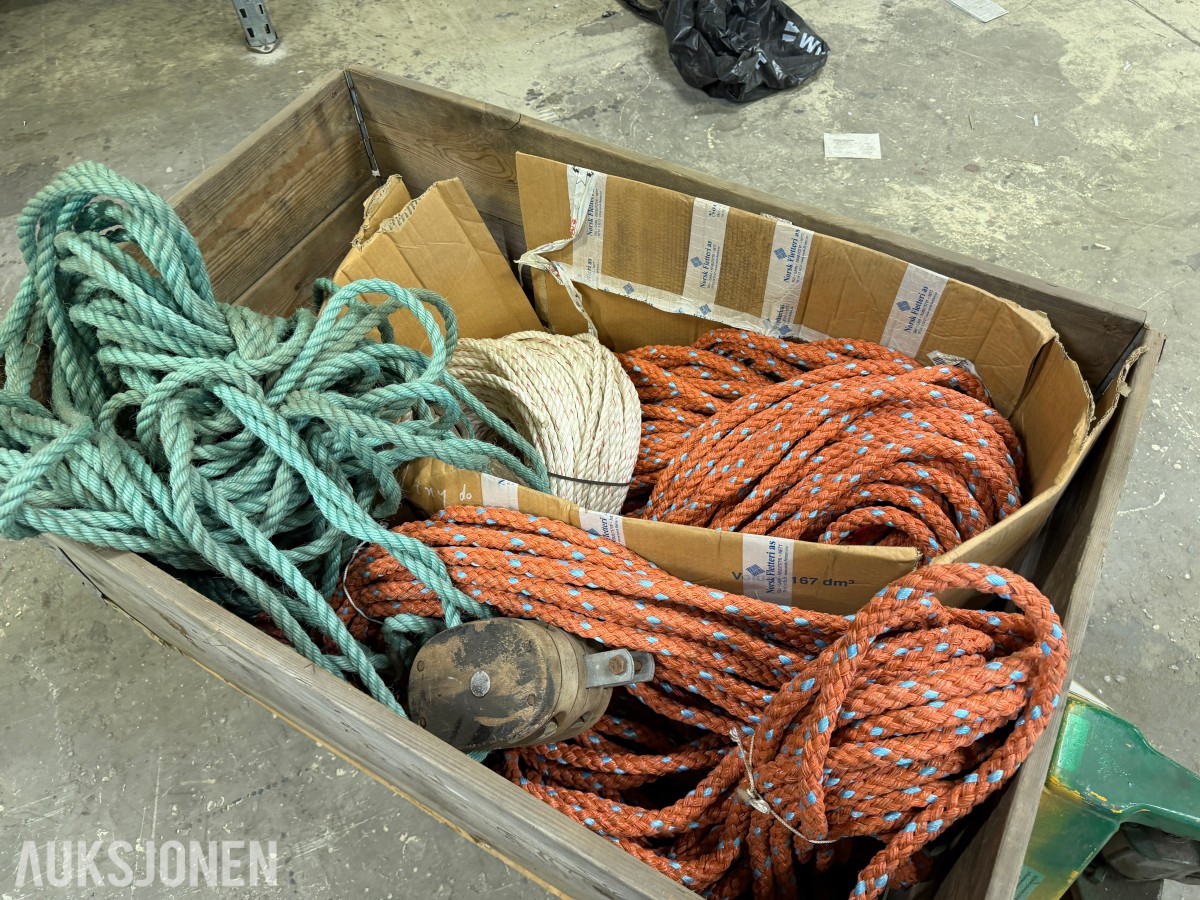 Diverse tauverk i trekasse/pall - ukjente lengder