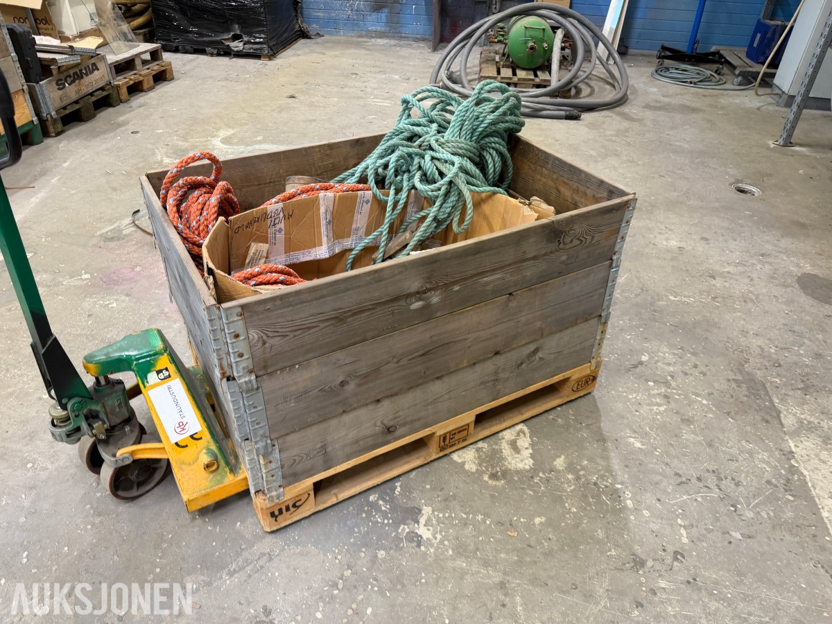 Diverse tauverk i trekasse/pall - ukjente lengder