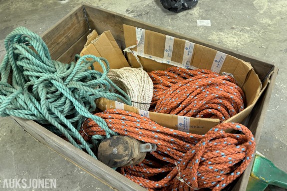 Diverse tauverk i trekasse/pall - ukjente lengder