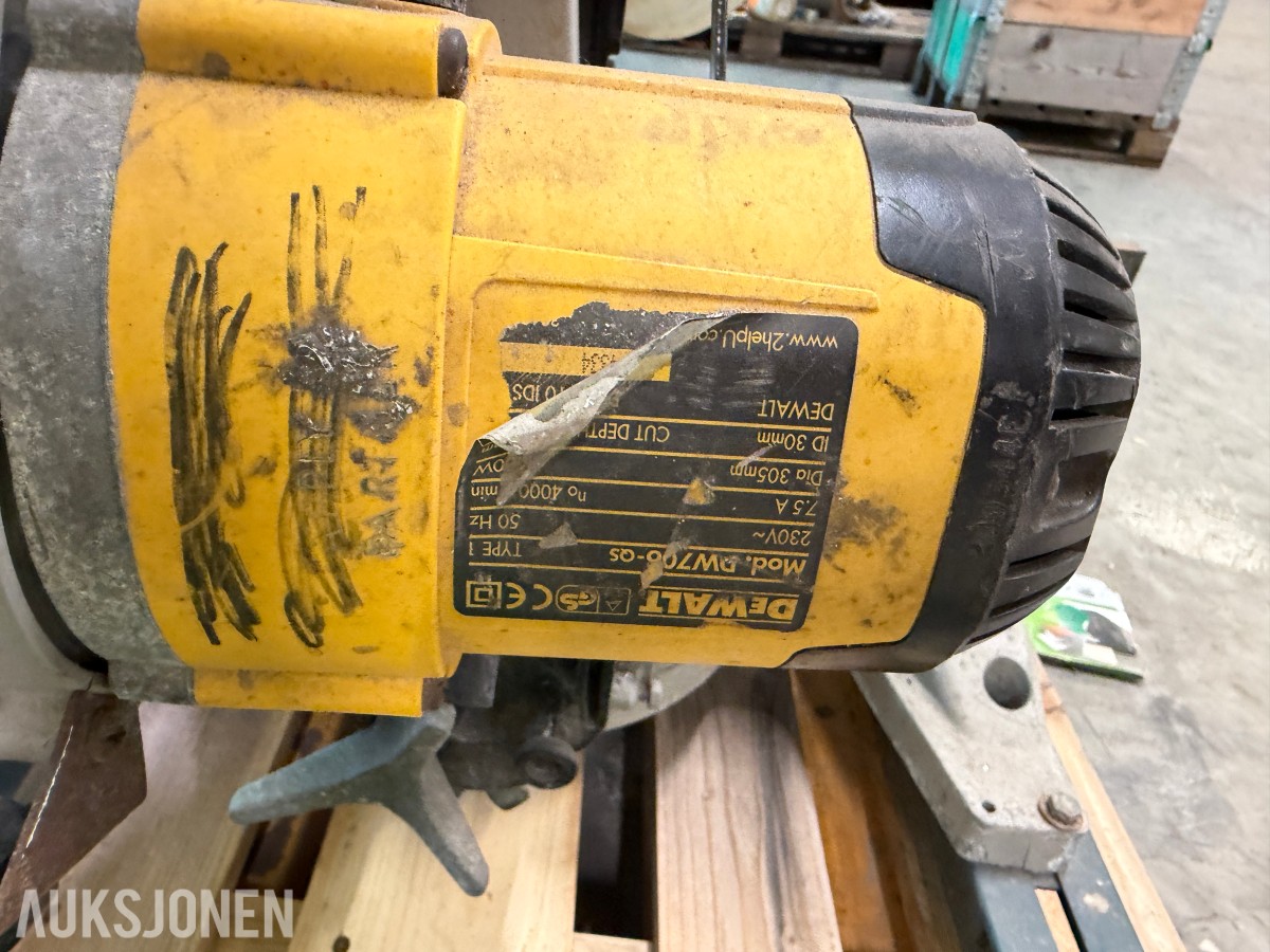 Parti med kapp-/gjærsager og elektrisk verktøy – Makita og DeWalt