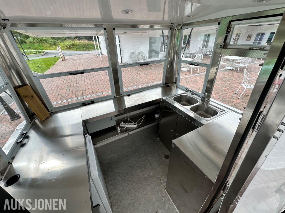 Mobil salgsbod / pølsebod med rustfri innredning, vask og kjøleskap
