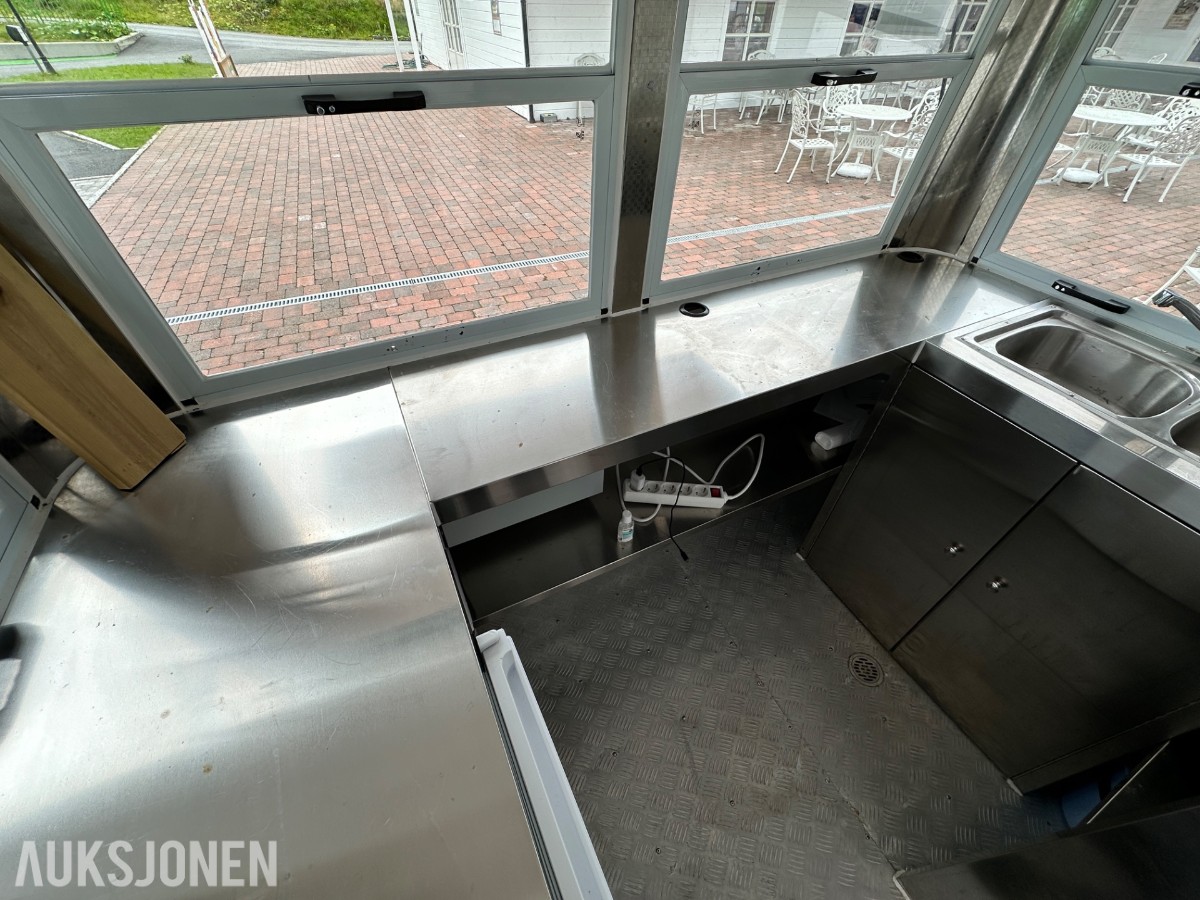 Mobil salgsbod / pølsebod med rustfri innredning, vask og kjøleskap