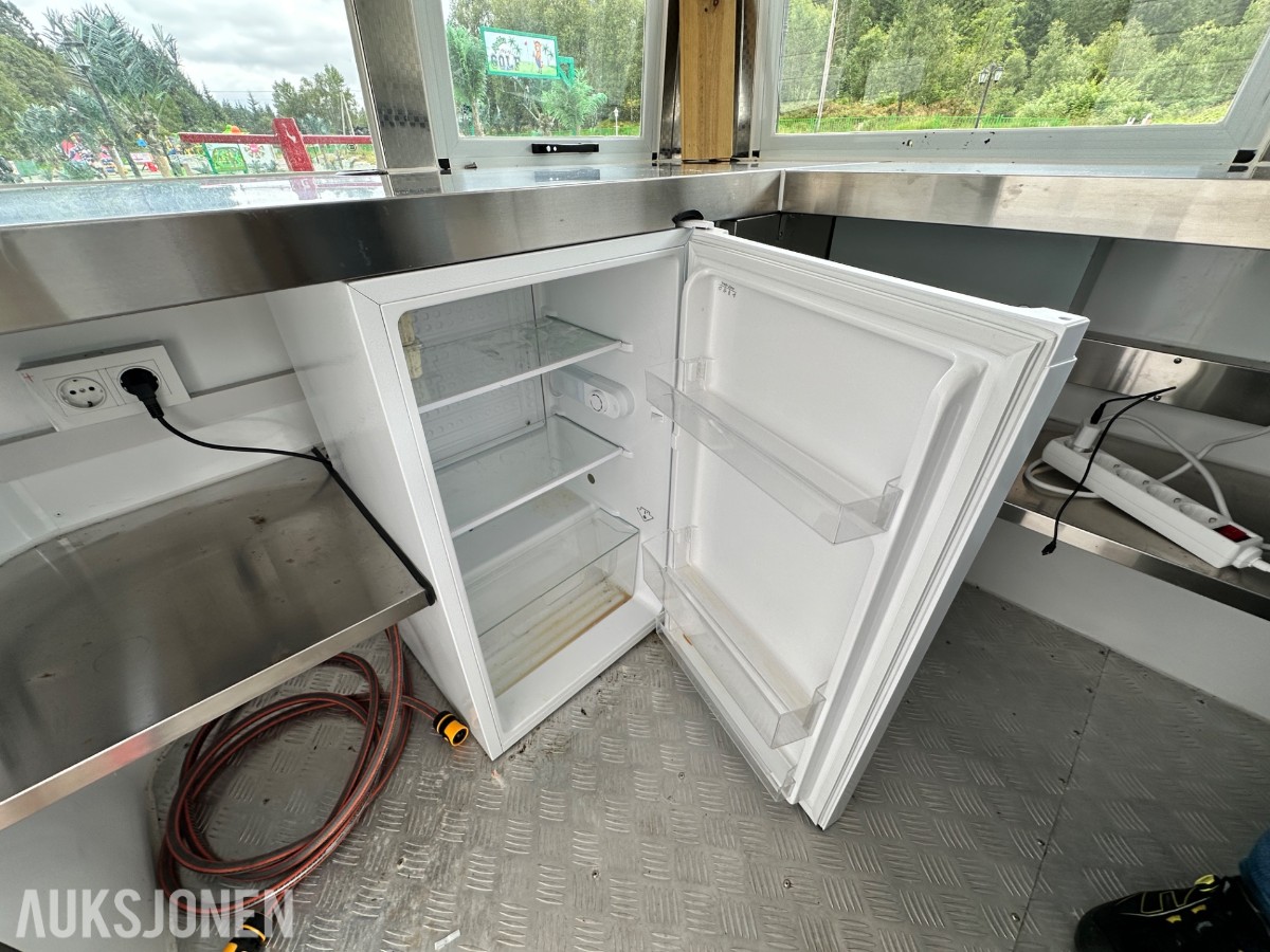 Mobil salgsbod / pølsebod med rustfri innredning, vask og kjøleskap