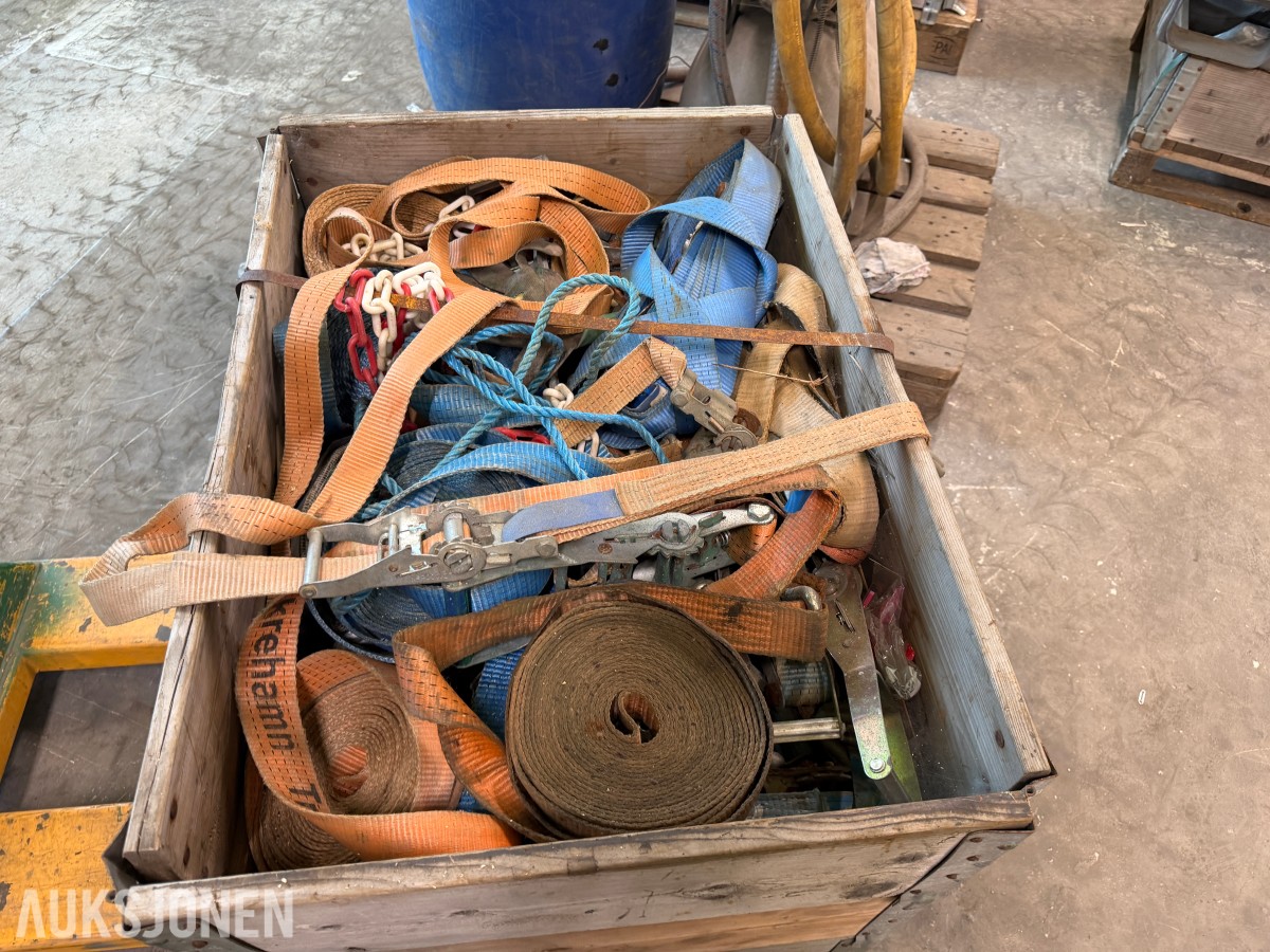 Palle med diverse jekkestropper og surremateriell