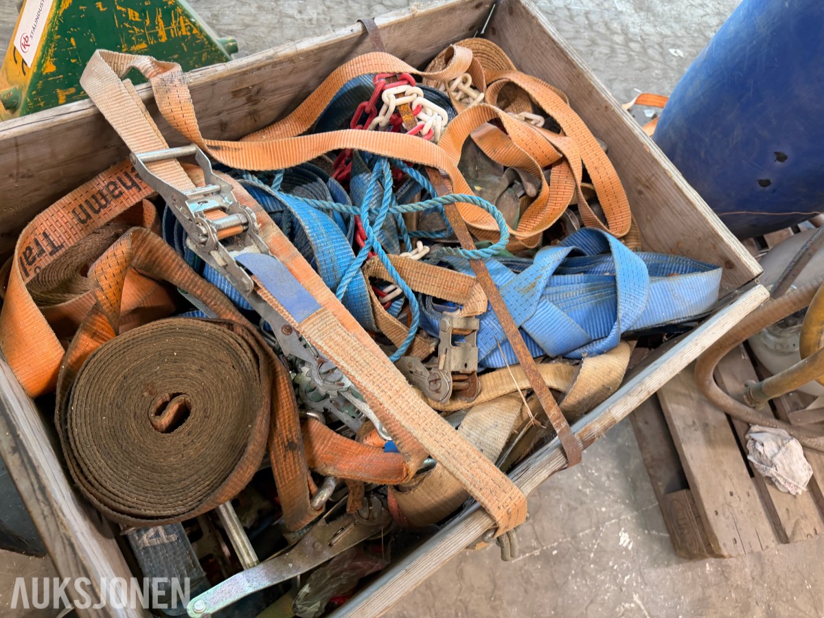 Palle med diverse jekkestropper og surremateriell