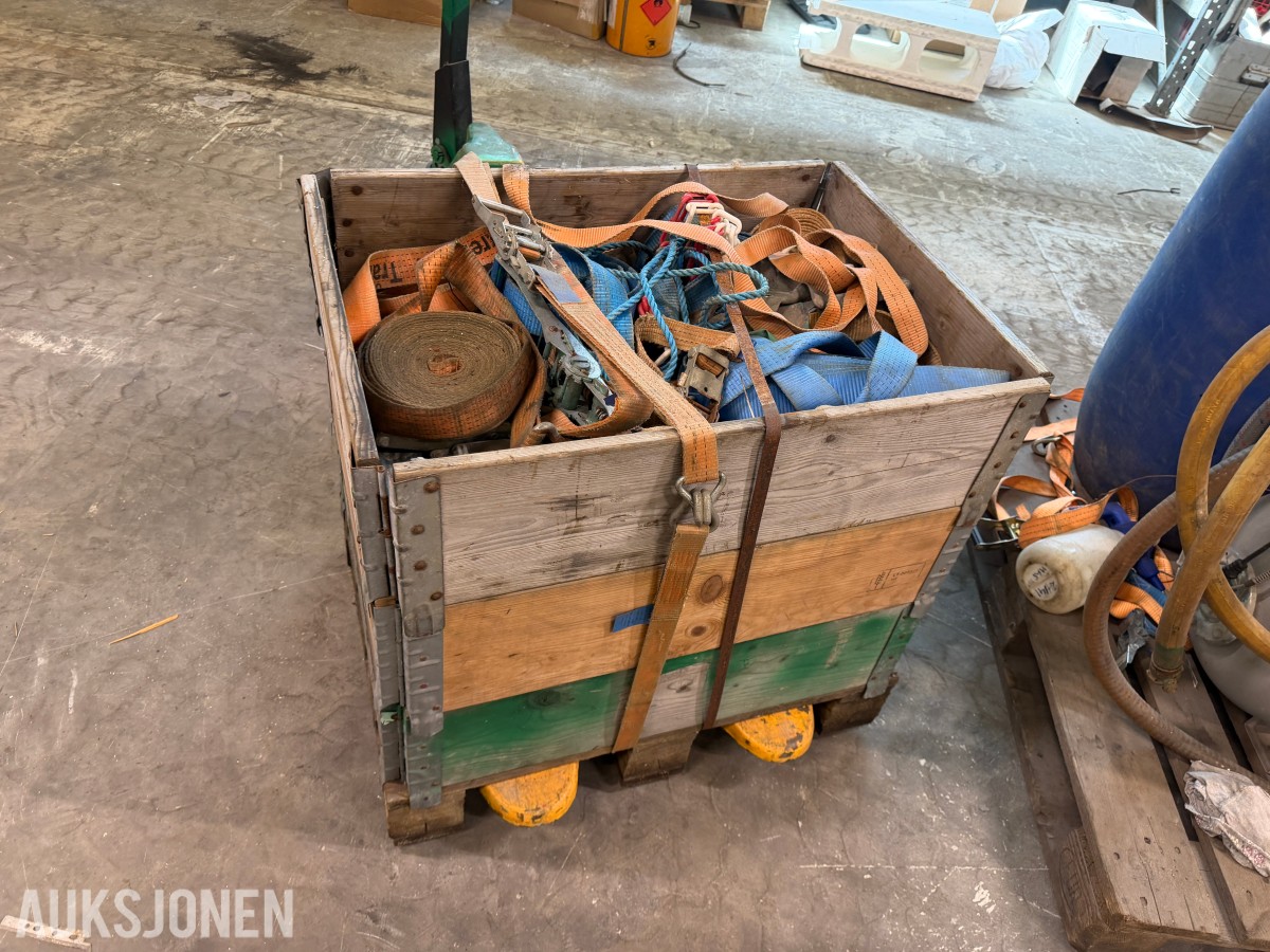 Palle med diverse jekkestropper og surremateriell